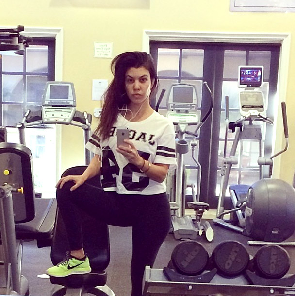 Kourtney Kardashian without makeup at the gym in a selfie on instagram