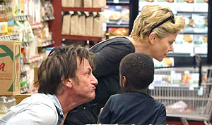 1390487501_sean penn jackson charlize theron 300