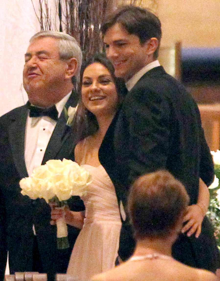 1391723685_mila kunis ashton kutcher wedding zoom