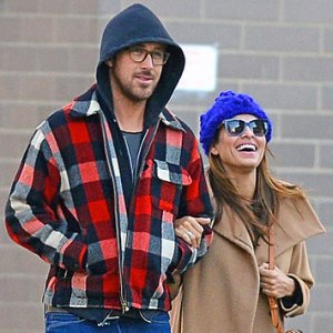 1393967569_ryan gosling eva mendes landing zoom