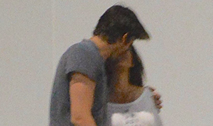 1402248002_mila kunis ashton kutcher kiss_4b
