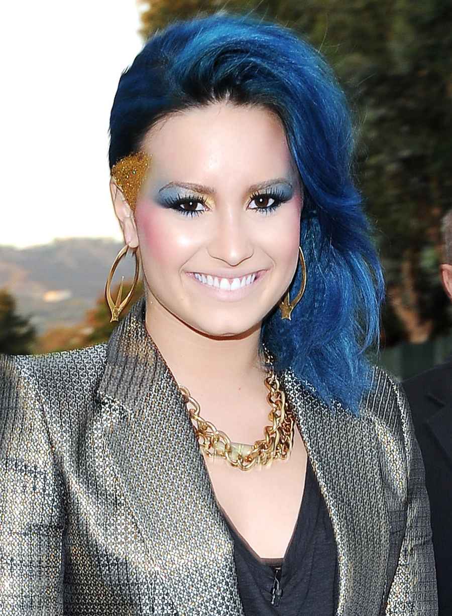 1408463801_demi lovato royal blue zoom