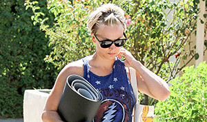 1412106937_kaley cuoco 300