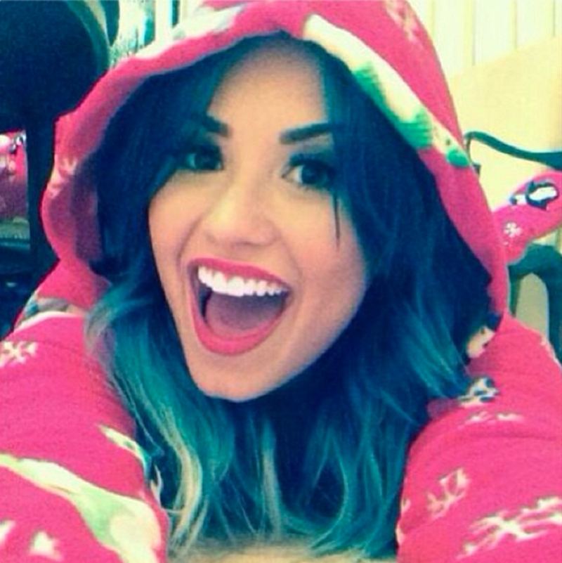 1418757147_demi lovato christmas pj zoom