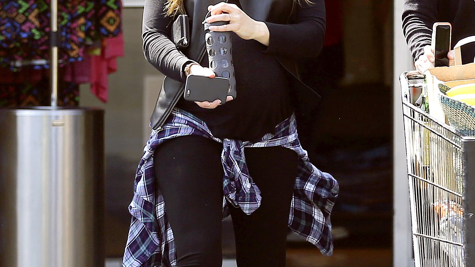 Pregnant Jessica Biel goes shopping at Whole Foods on March 21, 2015.