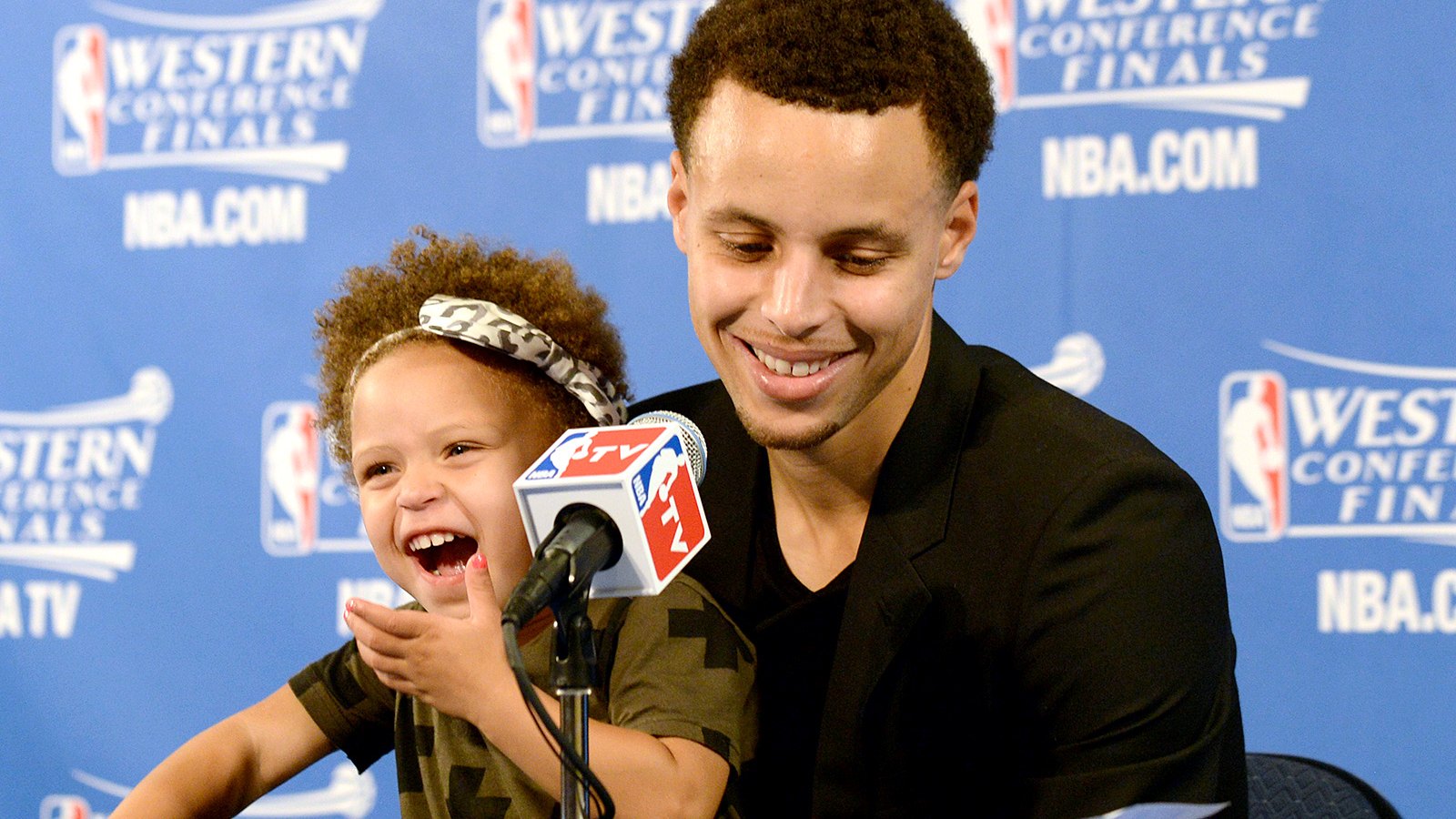 Stephen Curry with his daughter Riley during a press conference.