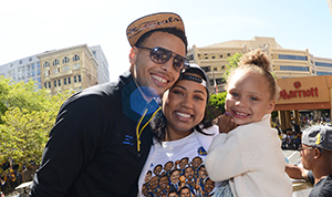 1434807531_4_stephen curry s daughter riley rides float at warriors parade