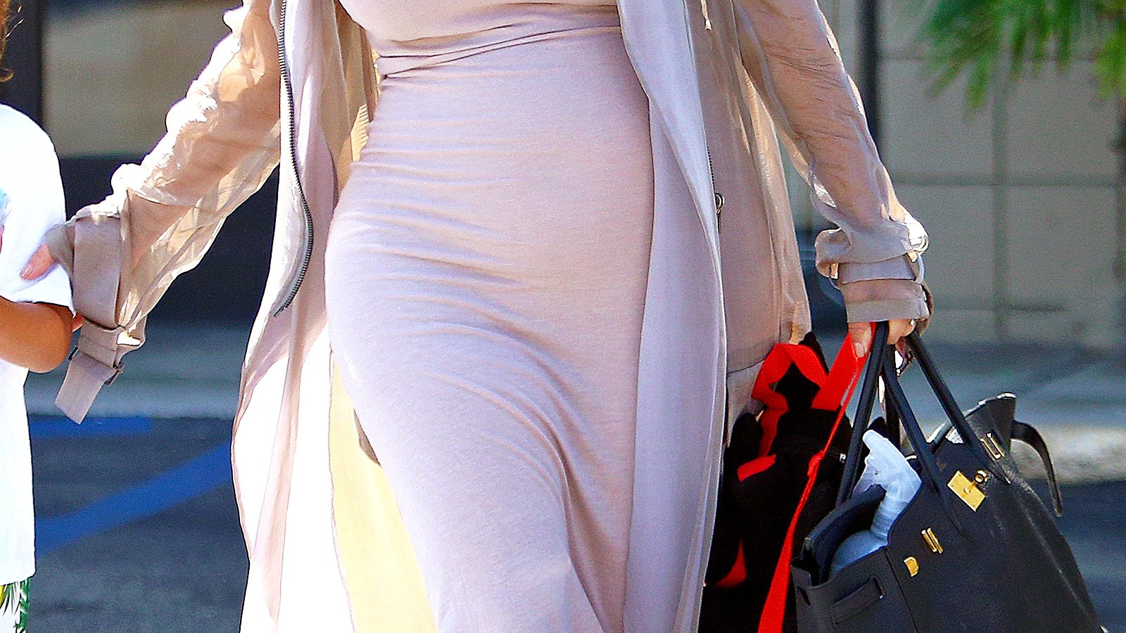 Pregnant Kim Kardashian in flats
