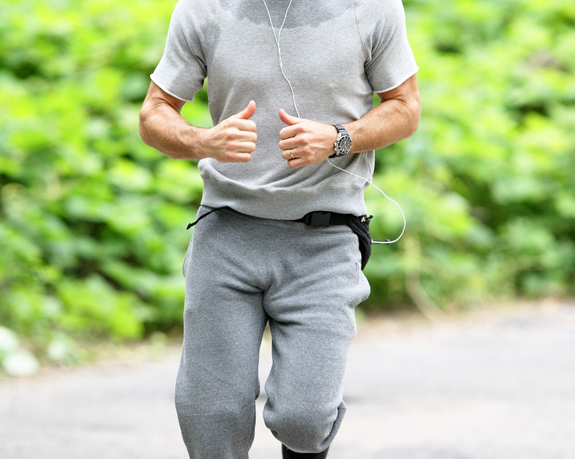 Justin Theroux Threw Out Sweatpants: Details!