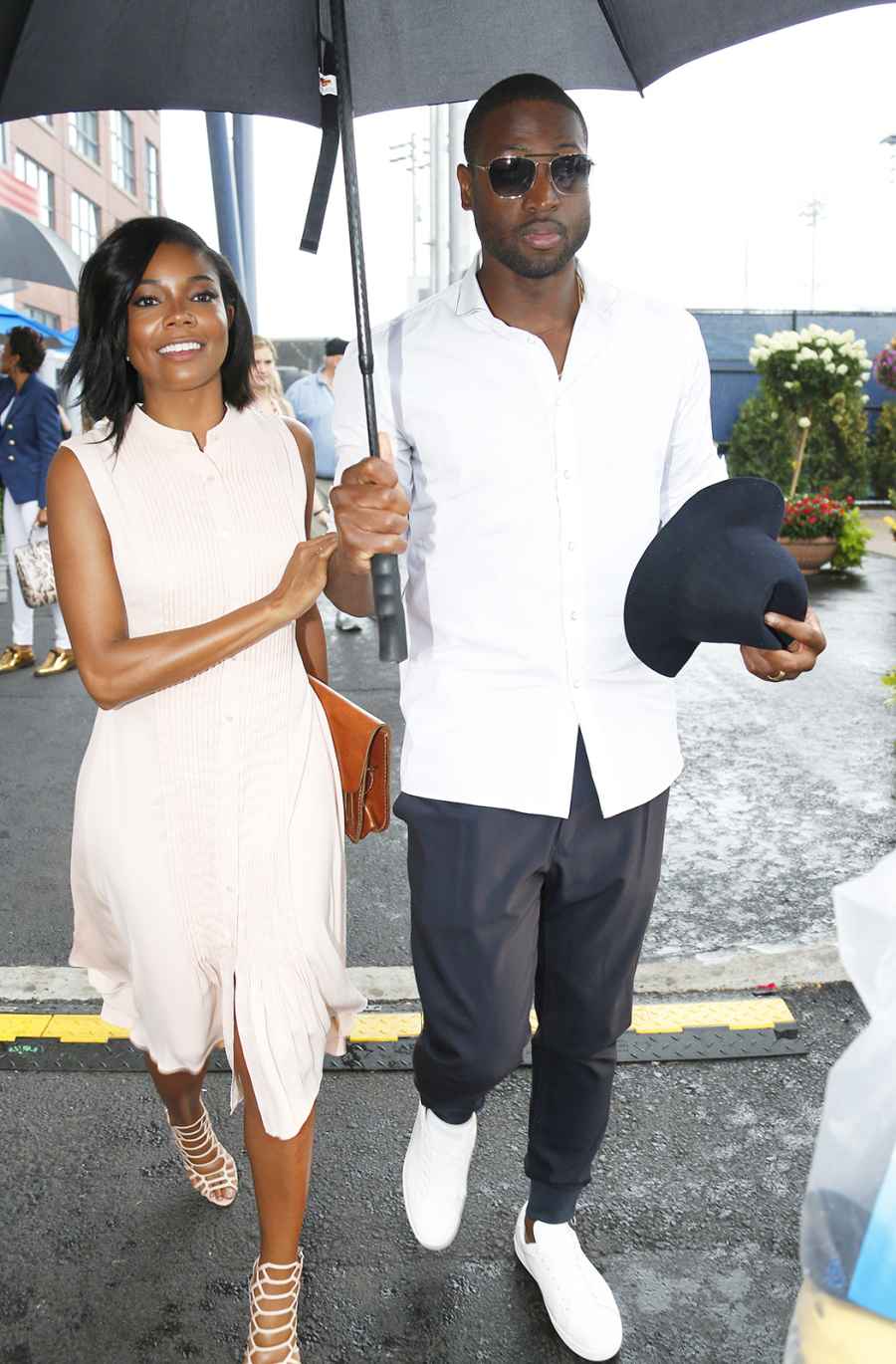 1446076788_gabrielle union dwyane wade umbrella zoom