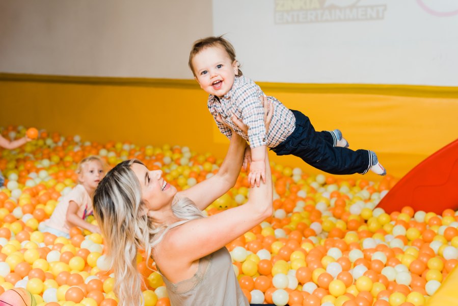 Ali Fedotowsky and Riley