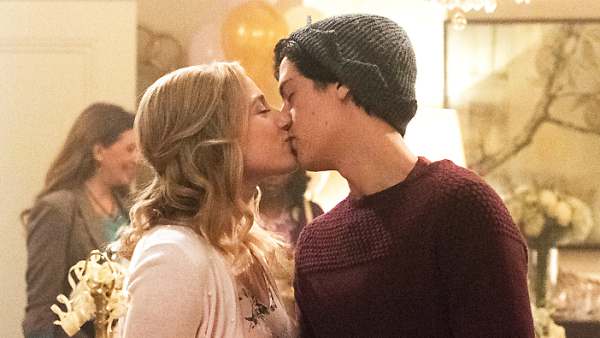 Lili Reinhart Betty Cooper Cole Sprouse Jughead Jones Riverdale kissing