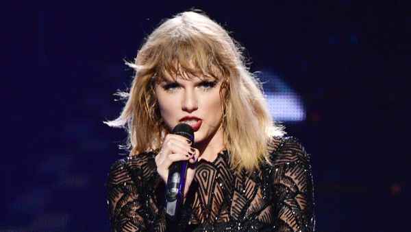 Taylor Swift performing