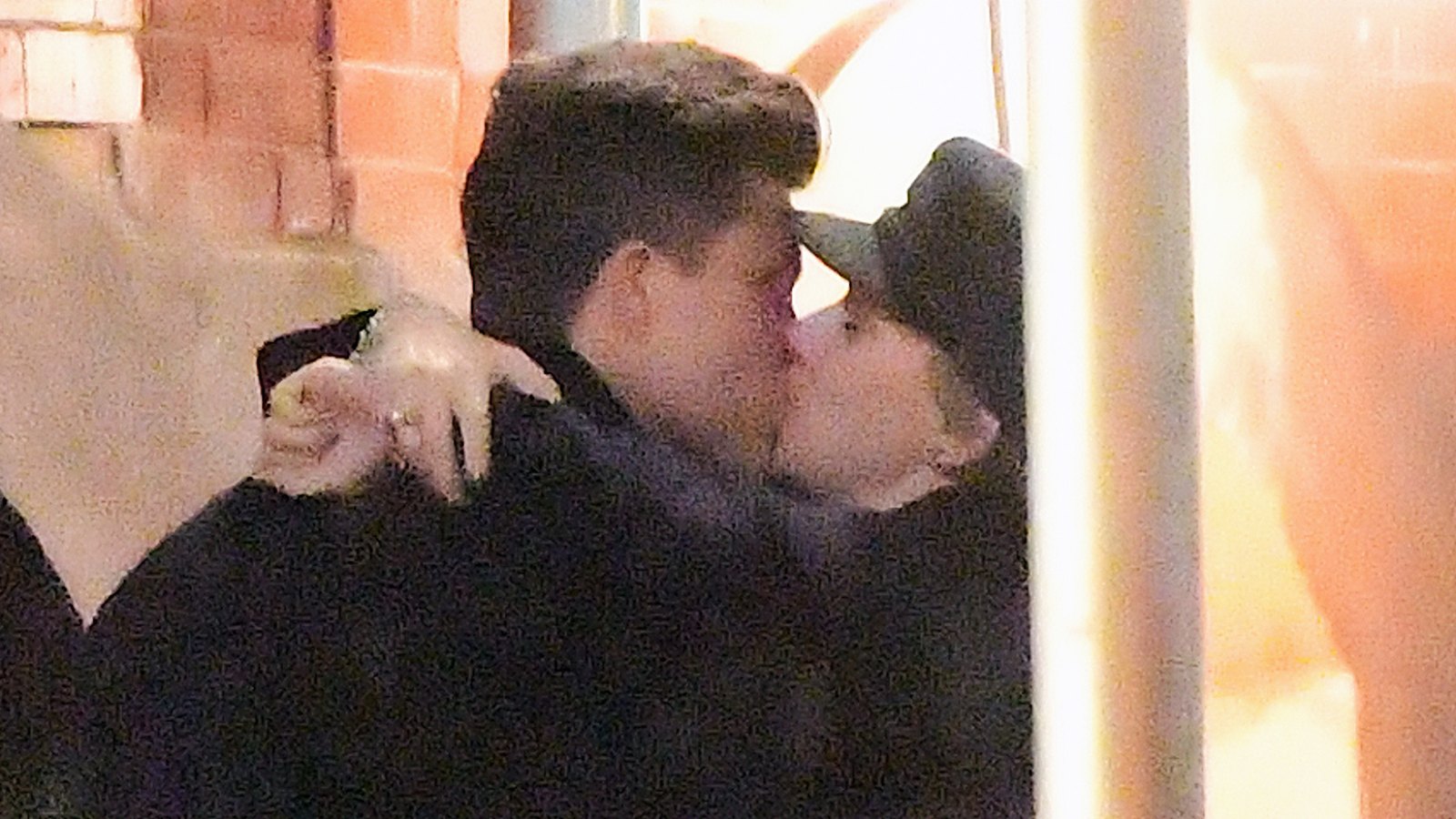 Colin Jost Scarlett Johansson kissing