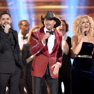 Thomas-Rhett,-Tim-McGraw-and-Kimberly-Schlapman-CMA-Awards-2017
