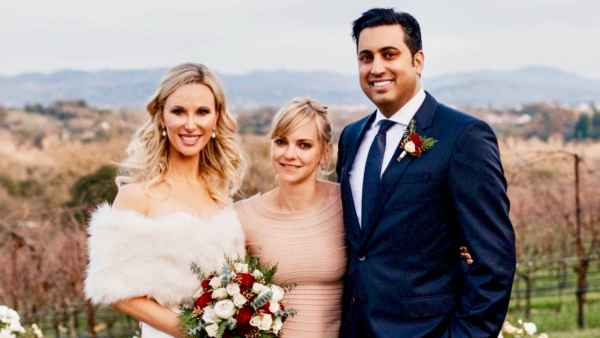Anna Faris and co-host Sim Sarna and Amy’s wedding