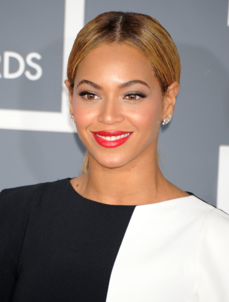 Celebrities in Red Lipstick: Rihanna, Gwen Stefani, More