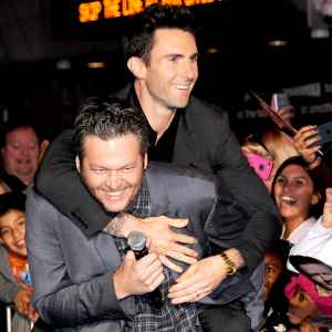 blake-shelton-adam-levine-piggyback