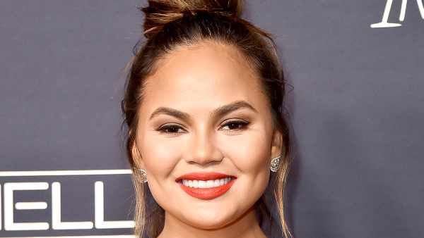 Chrissy-Teigen-airline-apology