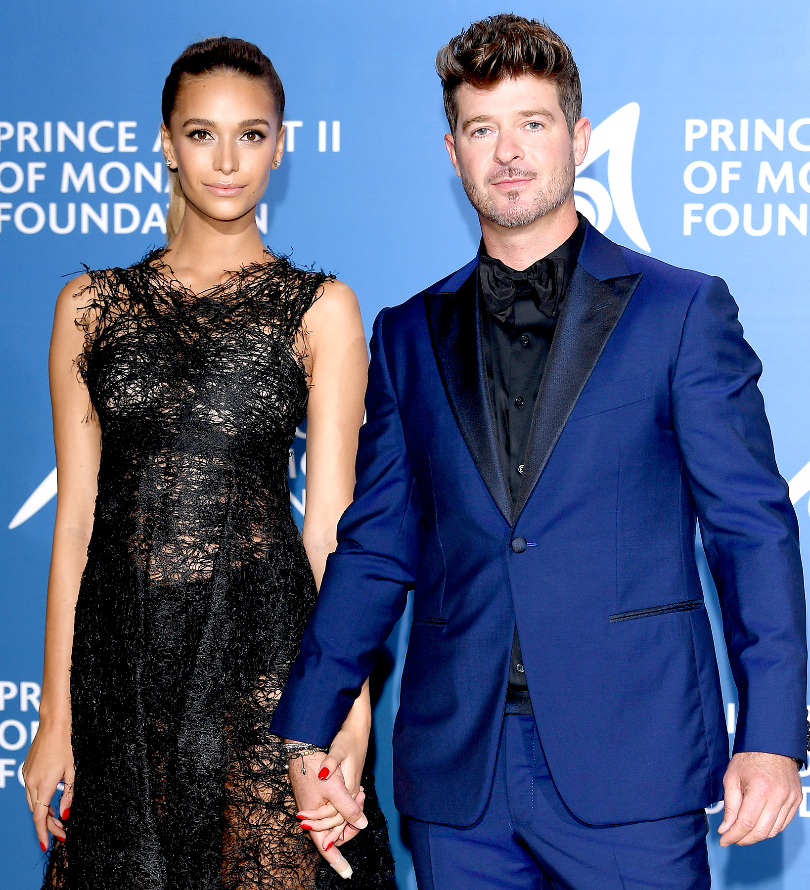 Robin Thicke S Pregnant Girlfriend Poses In Her Underwear
