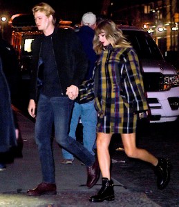 Taylor Swift Boyfriend Joe Alwyn Holds Hands In Nyc Photo