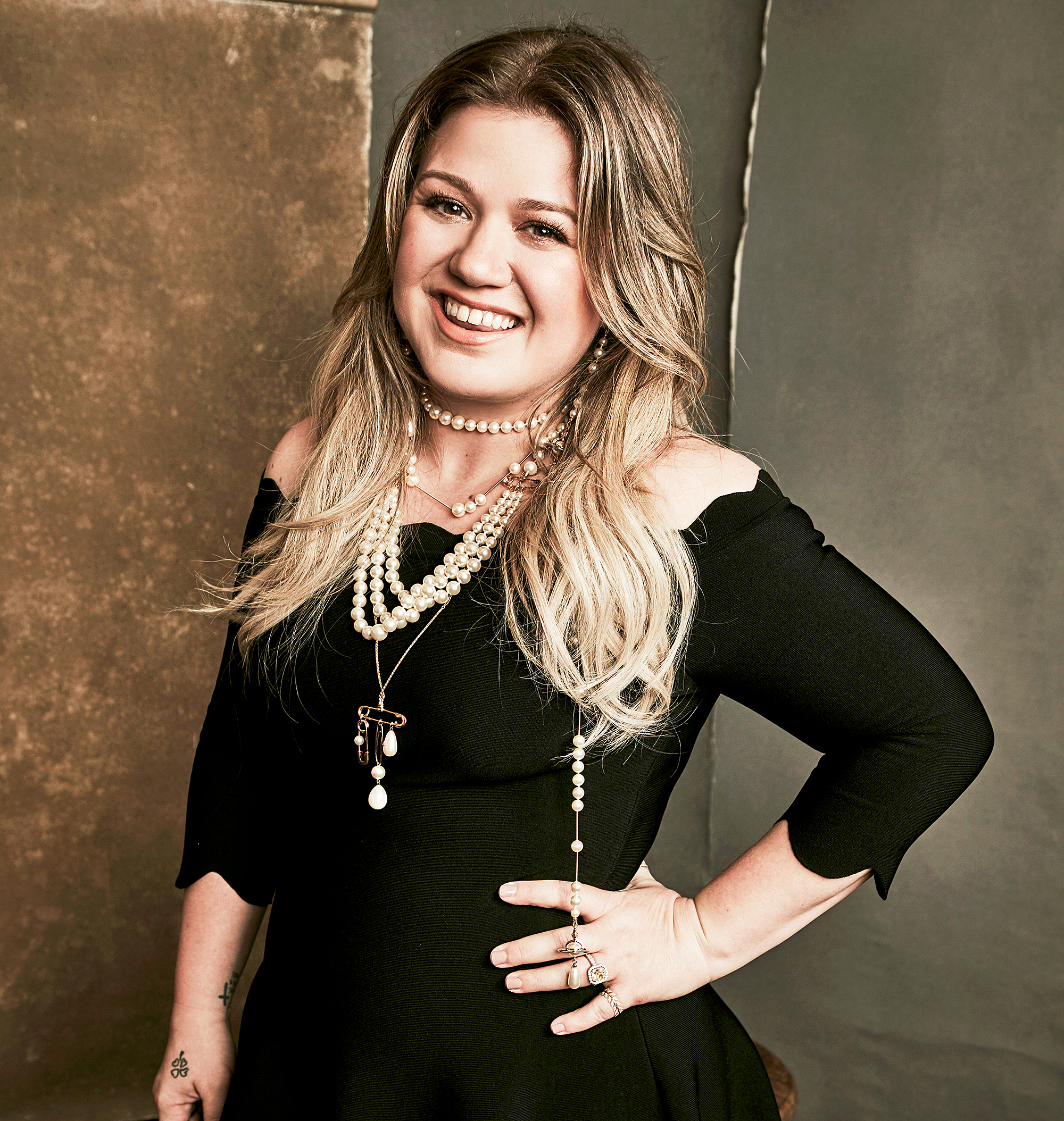 Kelly Clarkson Faces Backlash for Spanking Daughter picture
