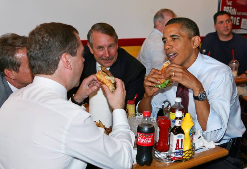 Barack Obama Stars Eating Out
