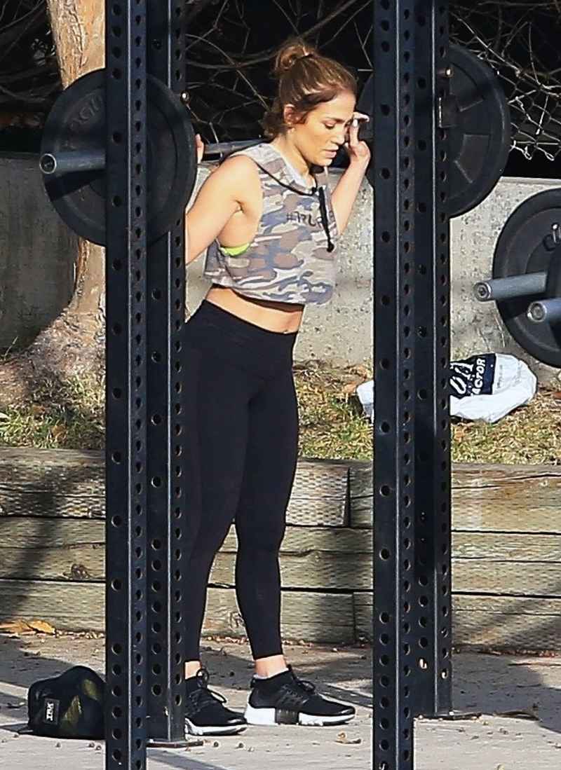 Jennifer Lopez working out