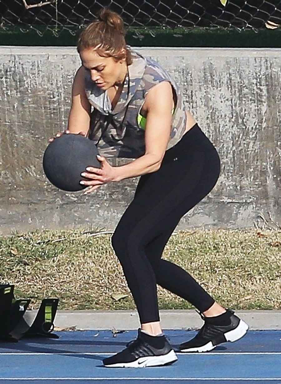 Jennifer Lopez working out
