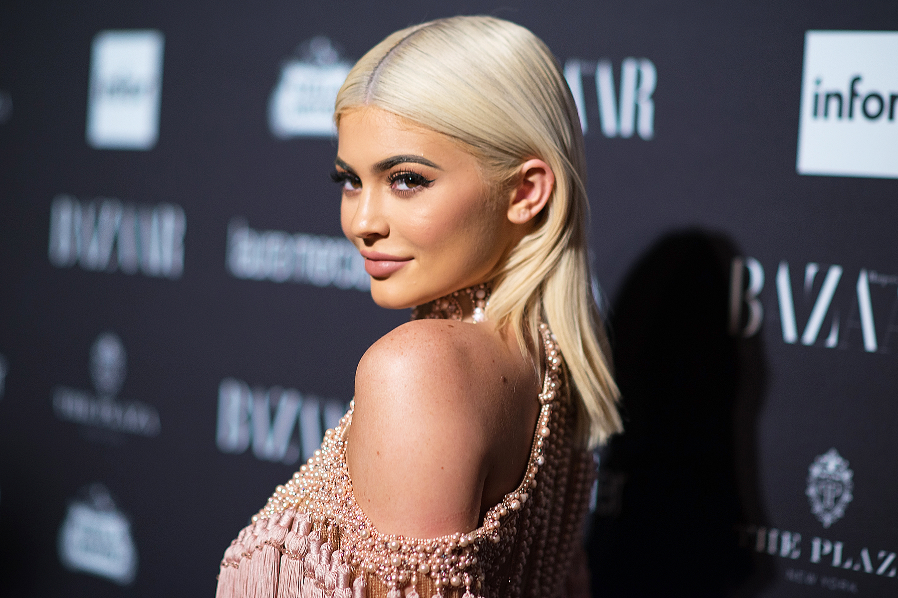 Mose Skygge Kommerciel Kylie Jenner Hides Baby Bump in Calvin Klein Ad, Twitter Reacts