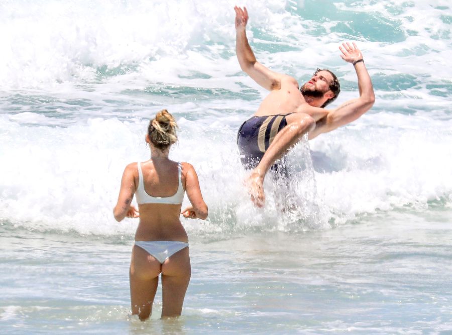 miley cyrus liam hemsworth beach