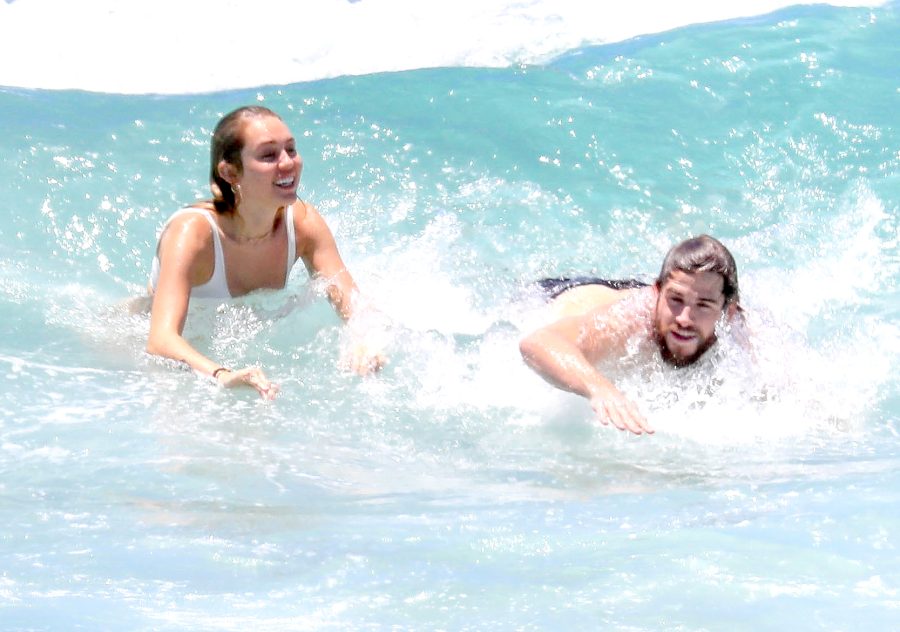 miley cyrus liam hemsworth beach