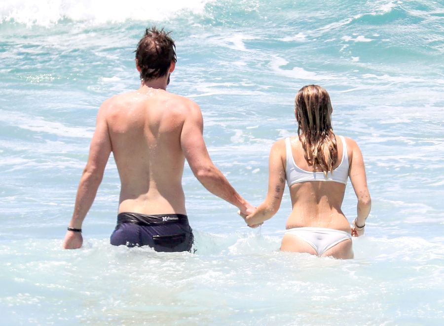 miley cyrus liam hemsworth beach