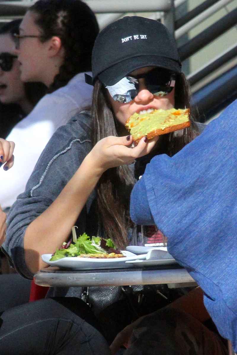 Victoria Justice Stars Eating Out