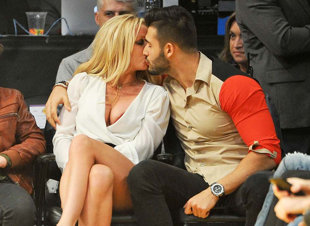 Britney Spears Sam Asghari kissing