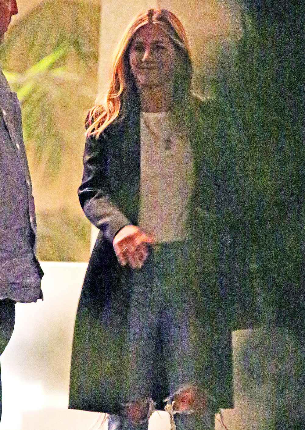 Jennifer Aniston smiling no ring
