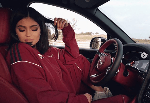 Musling Raffinaderi efterligne Kylie Jenner's Car Pic in Adidas Tracksuit, Matching Eyeshadow