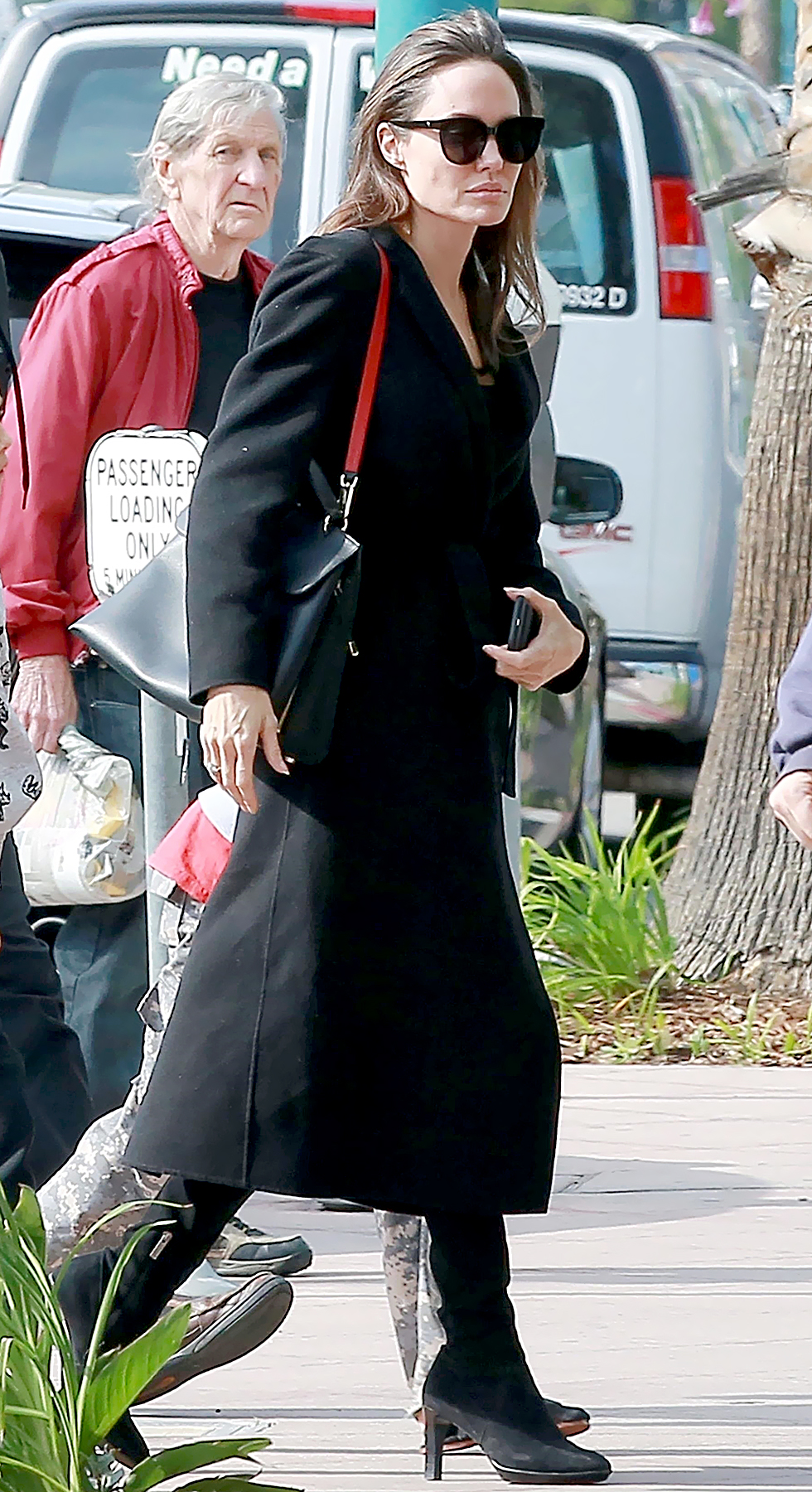 angelina-jolie-brings-kids-to-see-tomb-raider