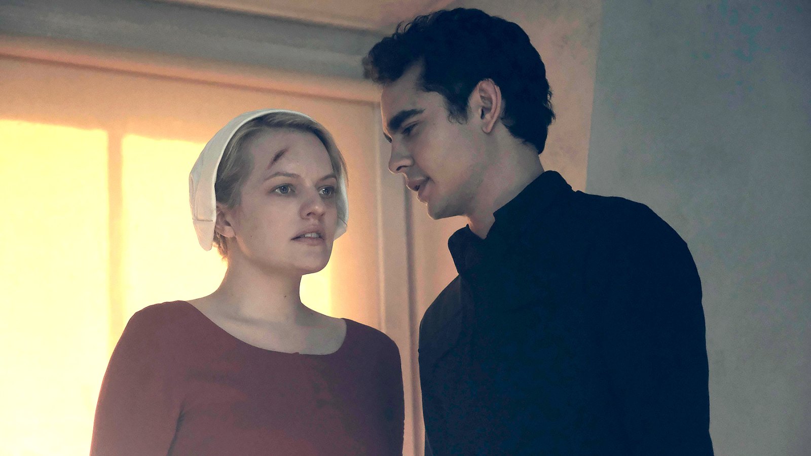 handmaids-tale-nick-and-offred