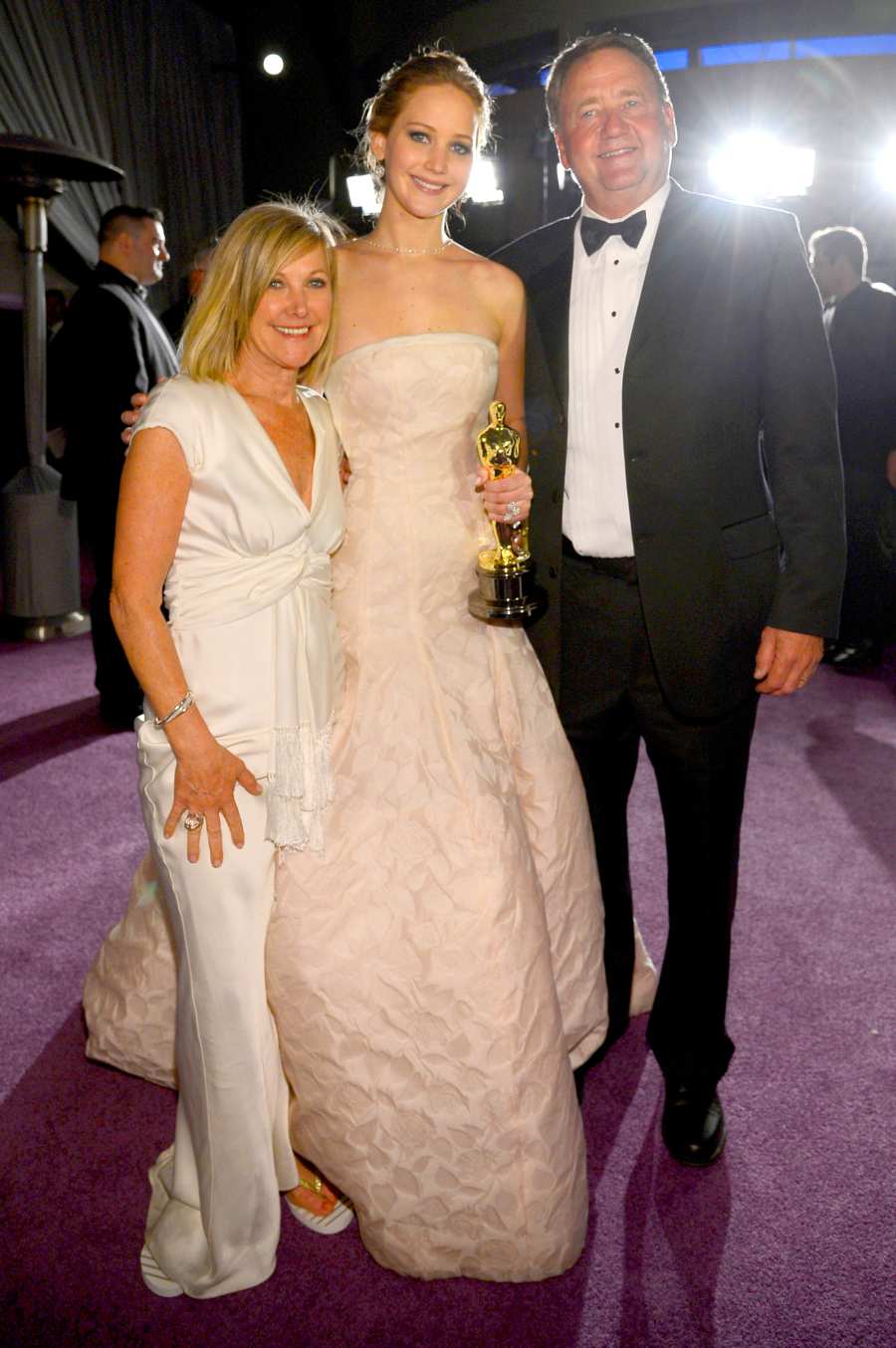 jennifer-lawrence-oscar brought family to oscars