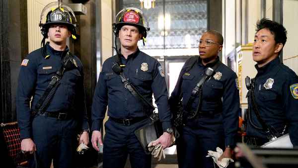 Oliver-Stark,-Peter-Krause,-Aisha-Hinds-and-Kenneth-Choi-911
