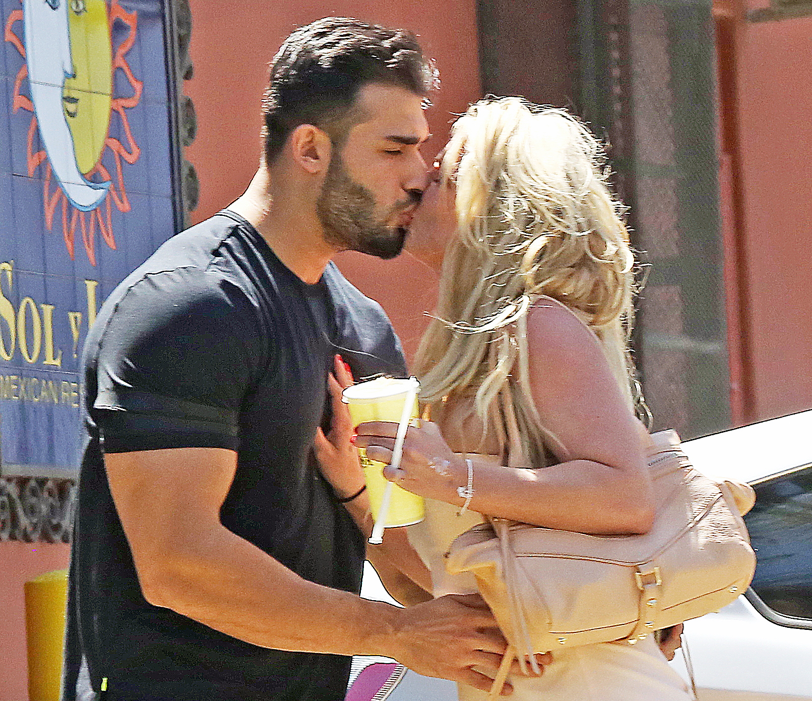 Britney Spears, Boyfriend Sam Asghari Kiss After L.A. Lunch Date