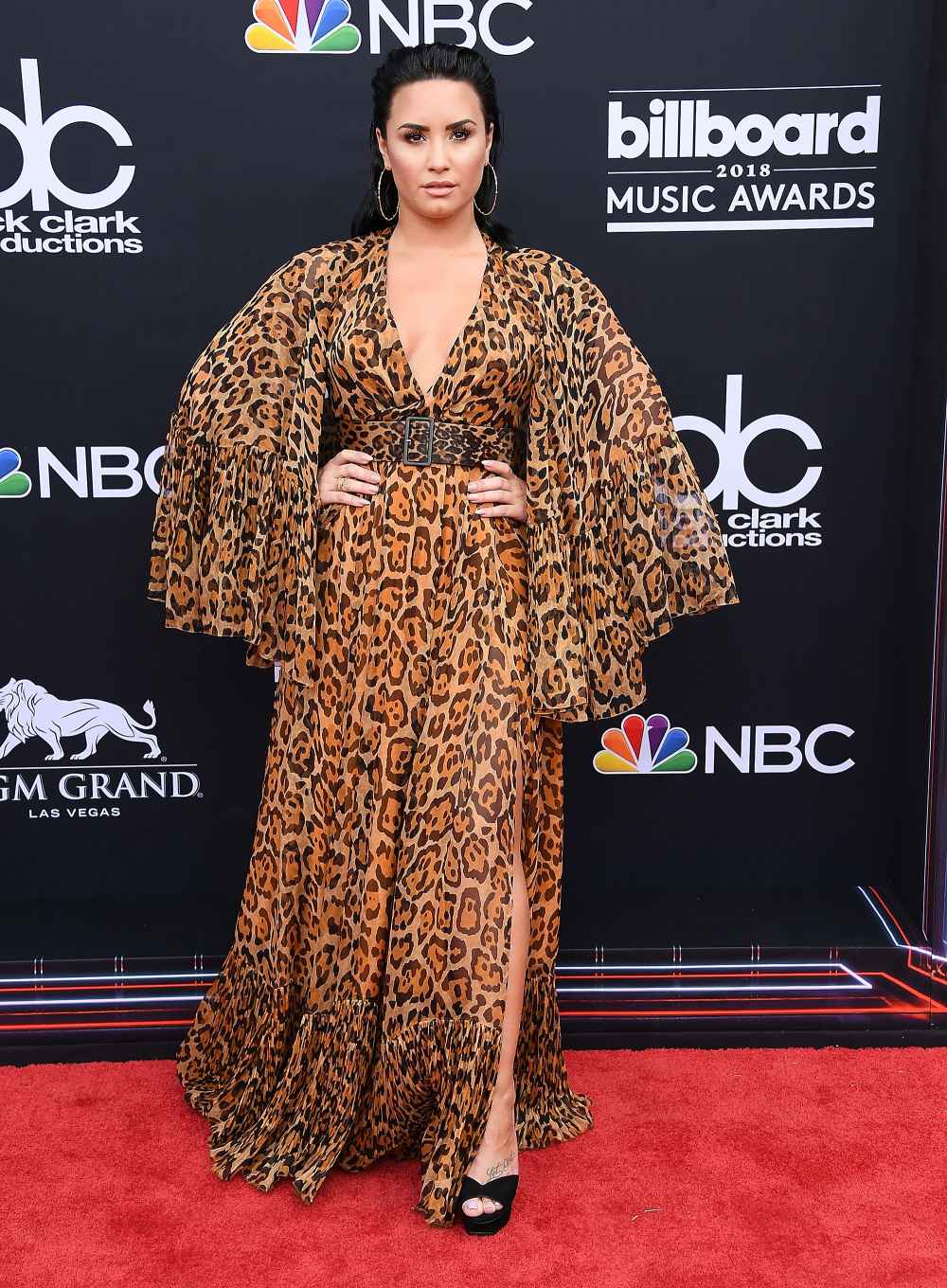 Demi Lovato arrives at the 2018 Billboard Music Awards