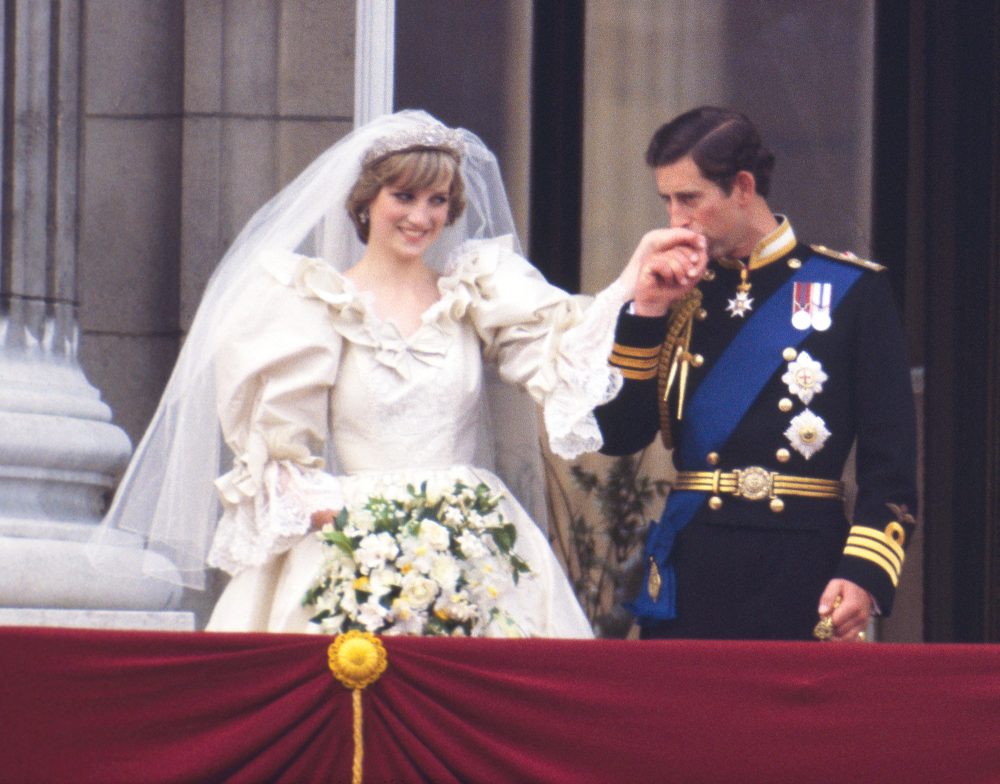 royal wedding balcony kiss