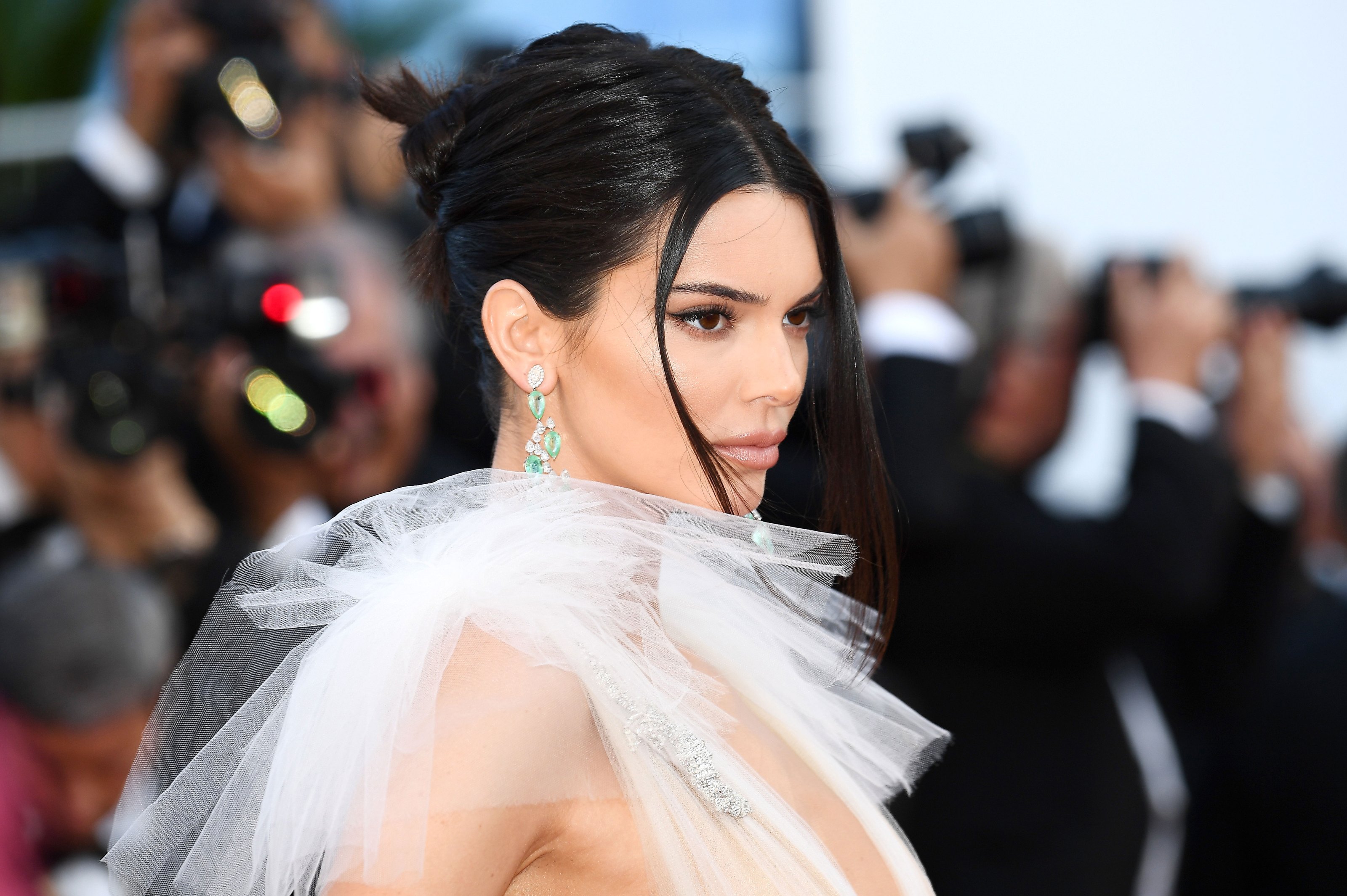 How to Overline Lips Like Kendall Jenner: Makeup Artist Mary Phillips ...