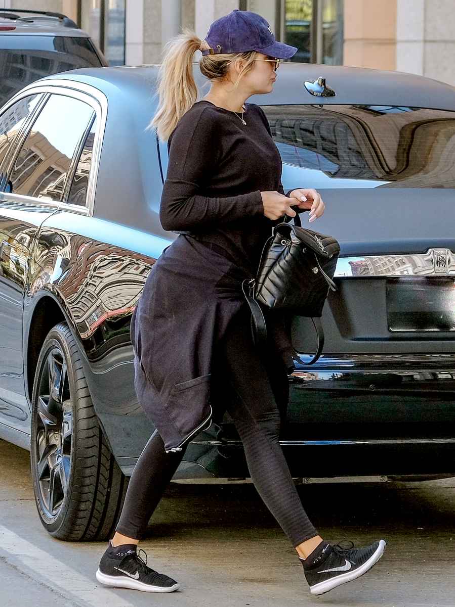 khloe-kardashian-steps-out-after-birth