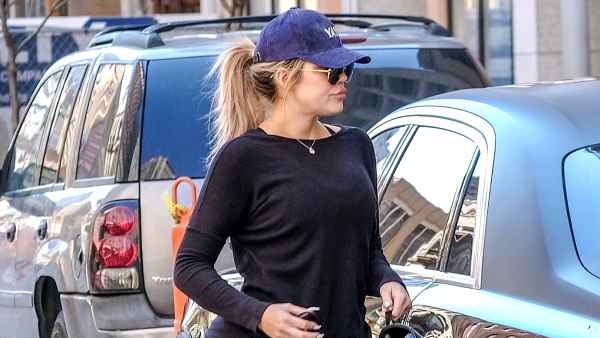 khloe-kardashian-steps-out-after-birth