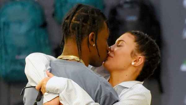 Kylie-Jenner-and-Travis-Scott-kiss