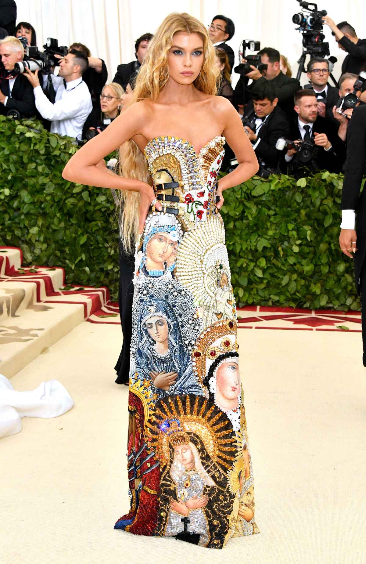 Alicia Vikander in a silver & navy column dress at the 2015 Met Gala. 01.