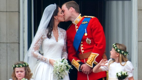 royal wedding balcony kiss